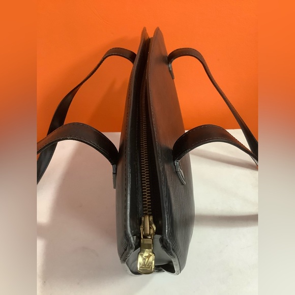 LV Medium Saint Jacques in Black Epi Leather - Picture 6 of 15